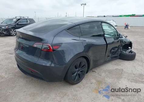 2024 Tesla Model Y Long Range Dual Motor All-Wheel Drive/Rwd z USA, uszkodzony, nr VIN 7SAYGDEDXRA307210
